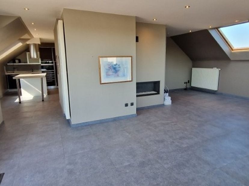 Welgelegen en perfect onderhouden DUPLEX APPARTEMENT (bj '04) met hoogwaardige afwerking van&amp;nbsp; 138 m² met een&amp;nbsp; terras van 60 m² en aparte ond