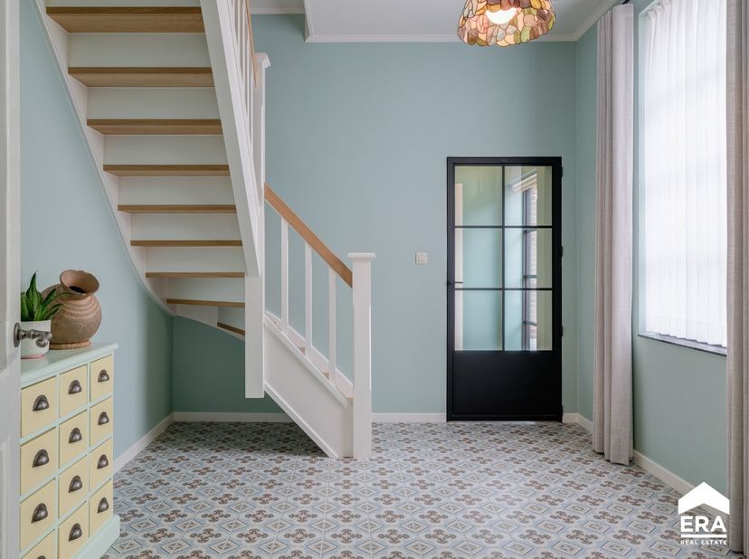 Kwaliteitsvol gerenoveerde woning met 2 à 3 slaapkamers, centraal gelegen in Westerlo.Deze karaktervolle woning, gebouwd tussen 1900 en 1918, werd doo