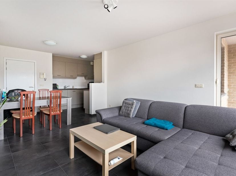 Instapklaar appartement met 2 slaapkamers en autostaanplaats in het centrum van Geel<br />
Dit aangename appartement is gelegen op de eerste verdiepin