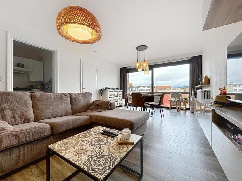 Instapklaar appartement in het hart van de stad, bestaande uit een inkomhal, lichtrijke leefruimte met eet- en zithoek, uitgeruste keuken, badkamer (l