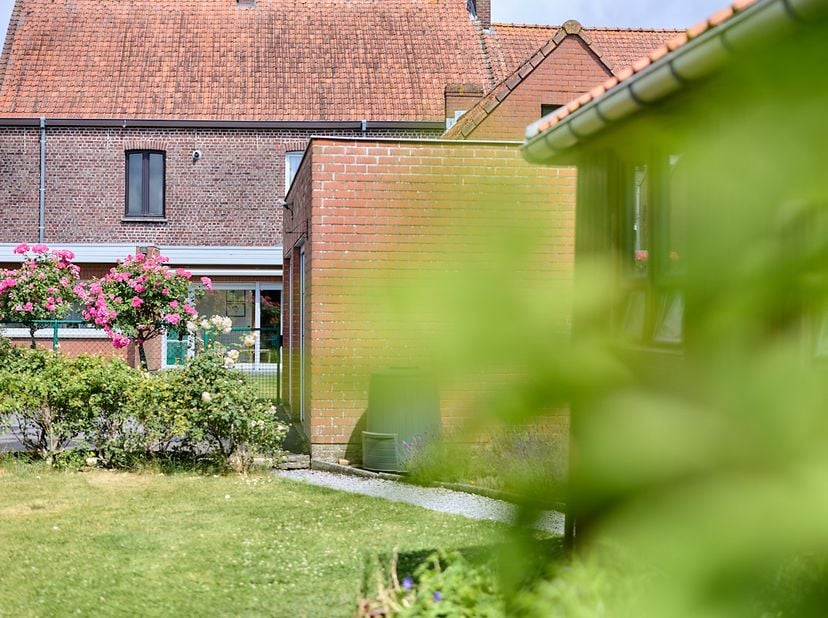 Een woning waar familie, passie en ondernemerschap jarenlang samenkwamen. Waar de vroegere winkel “In de Lente” ooit een warme ontmoetingsplek was waa