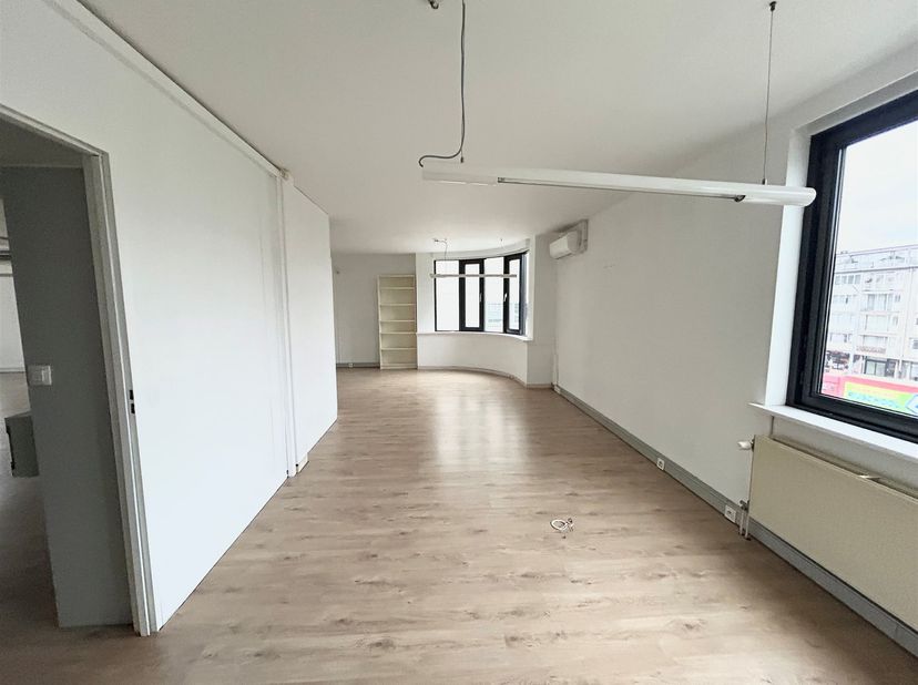 RUIM KANTOOR OP HANDELSLOCATIE TE DEURNE!<br />
 Ligging: Perfect gelegen te Bisschoppenhoflaan met veel passage! Gemakkelijk bereikbaar, ook met het