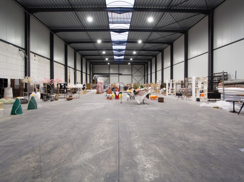 Ruim en industrieel magazijn te huur, strategisch gelegen in de industriezone van Ronse. Dit exclusieve magazijn biedt uitstekende opslagmogelijkheden