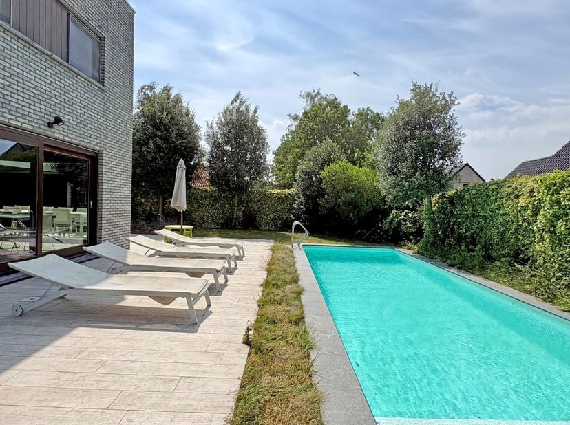 Moderne woning met uiterst rustige ligging bestaande uit: inkomhal met vestiaire en toilet, ingerichte keuken, living met eetkamer, berging, slaapkame