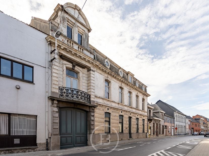 Deze karaktervolle neoclassicistische herenwoning uit 1868 deed dienst als brouwerswoning van de brouwerij Du Bois-Haems. Misschien doet het binnenkor