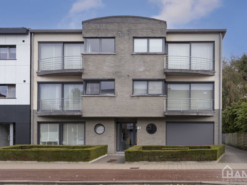 Dit verzorgd en verrassend ruim appartement is zeer praktisch ingedeeld : inkomhal met veiligheidsdeur; lichtrijke woonkamer met aansluitend een geïns