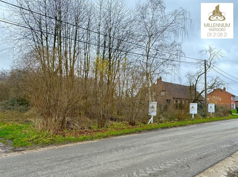 Deze bouwgrond ligt niet achter een verlichtingspaal.<br />
<br />
UNIEKE, rustig gelegen, enorm mooie open bouwgrond, gelegen op de Bouquetstraat 1