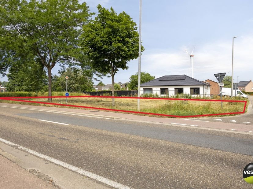 Grond te koop in Tessenderlo-Ham<br />
<br />
Deze ruime bouwgrond voor open bebouwing is gelegen op de hoek van de Staatsbaan en de Vlinderstraat in