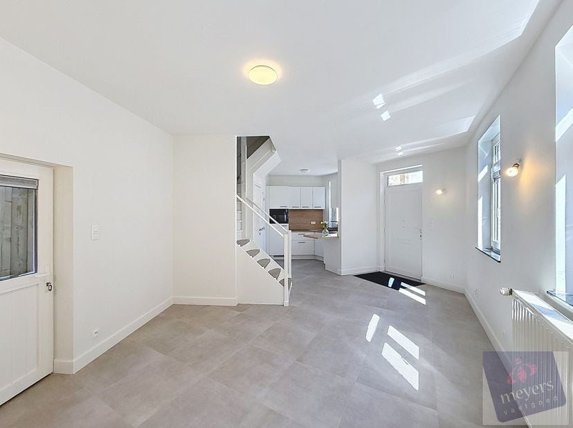 Op een centrale locatie aan Koolkuil 1 in Tongeren bevindt zich deze charmante, volledig gerenoveerde woning. Dankzij de ligging nabij het historische