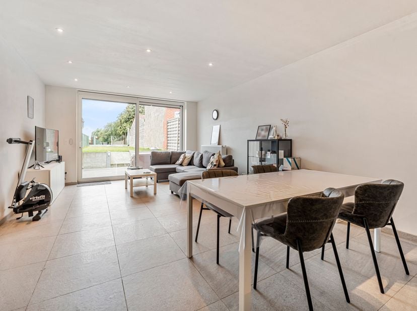 Woning met 3 slaapkamers en tuin te huur in Vlamertinge!<br />
Op de gelijkvloerse verdieping vinden we de inkomdeur met garage, toilet en aansluitend
