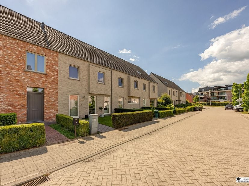 Bent u op zoek naar een recente (2013), instapklare woning op een toplocatie? Dan is deze energiezuinige gezinswoning, gelegen in het hart van Loenhou
