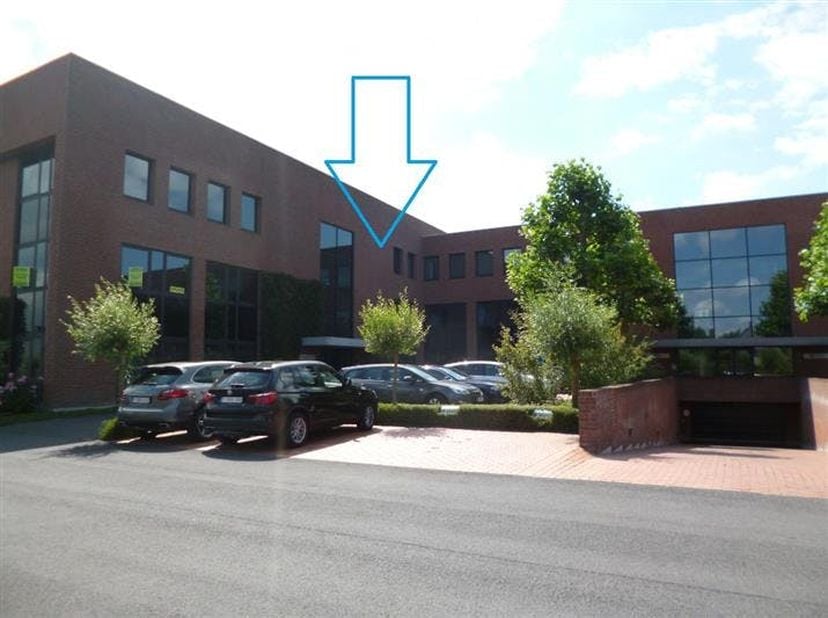 In het Clintonpark te Roeselare staat dit kantoor te koop van ca. 307 m².<br />
Er is ook een mogelijkheid om deze ruimte te huren.<br />
<br />
Aange