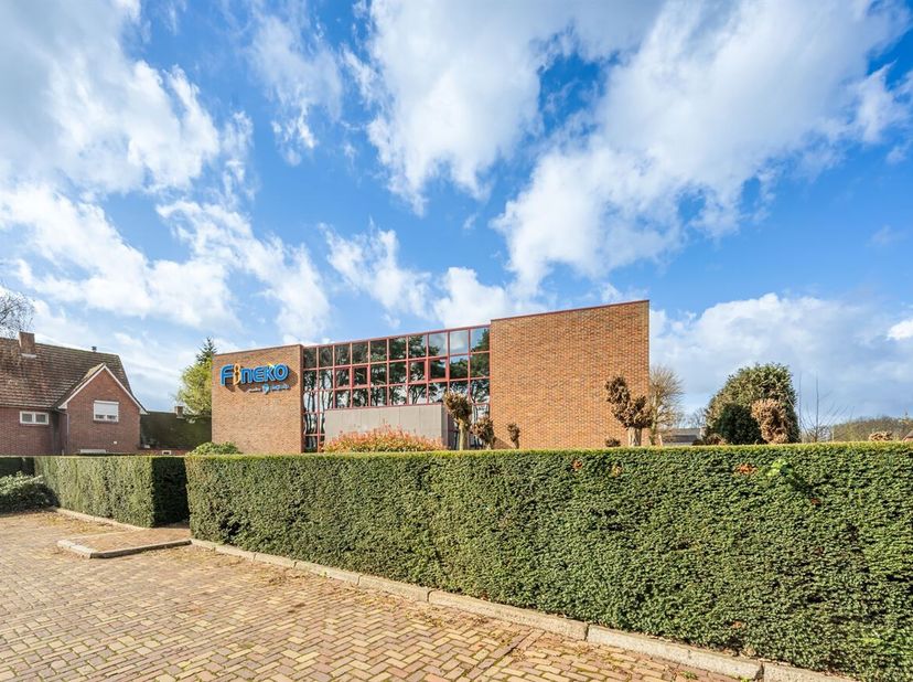 Dit goed ingedeelde kantoorgebouw biedt een efficiënte en professionele werkomgeving, ideaal voor bedrijven die nood hebben aan zowel individuele kant