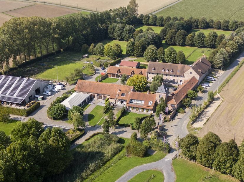 Ferme magnifiquement située sur 7,8 hectares à vendre à Celles. <br />
<br />
Cette ferme entièrement rénovée a été dotée de diverses fonctions, notam