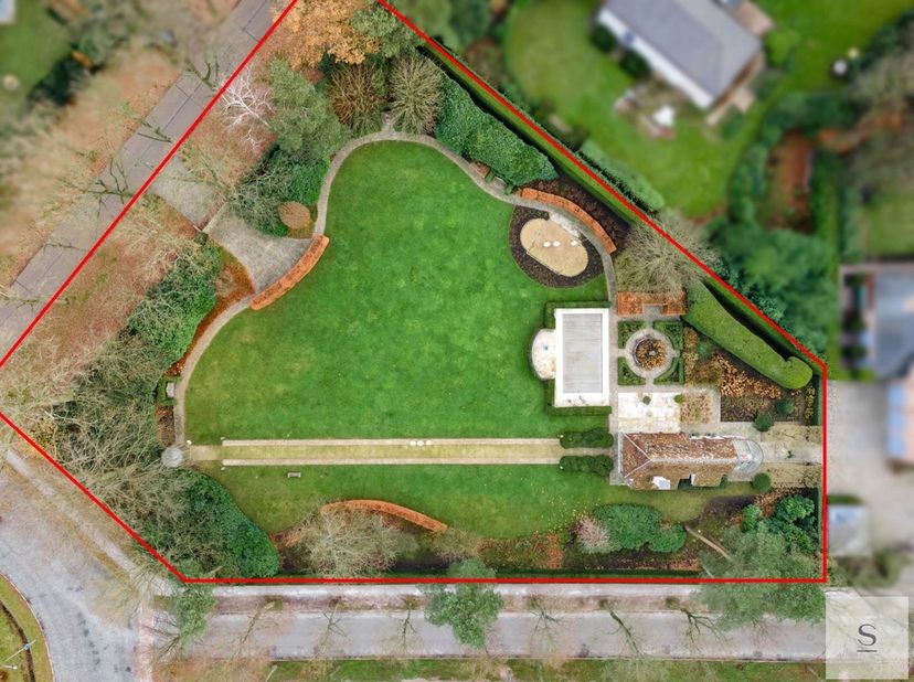 Uitstekend bouwperceel van ongeveer 4.359 m²<br />
Dit unieke stuk grond bevindt zich bij de rotonde Baillet-Latourlei / Frilinglei, op de hoek met de