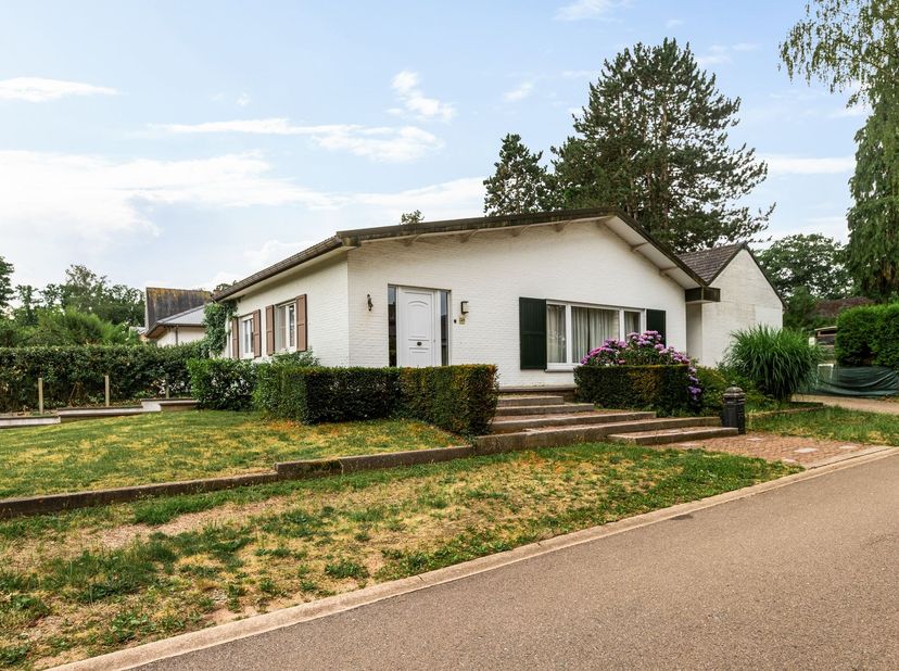 Ligging<br />
<br />
Gelegen in de residentiële wijk Grasbos te Molenstede (Diest), geniet deze bungalow van een rustige en groene woonomgeving met