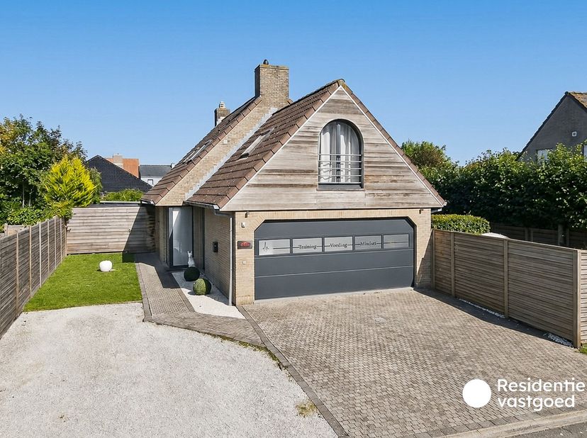 Deze ruime villa geniet van een rustige ligging in een doodlopende straat en combineert aangenaam wooncomfort met tal van praktische troeven. De wonin