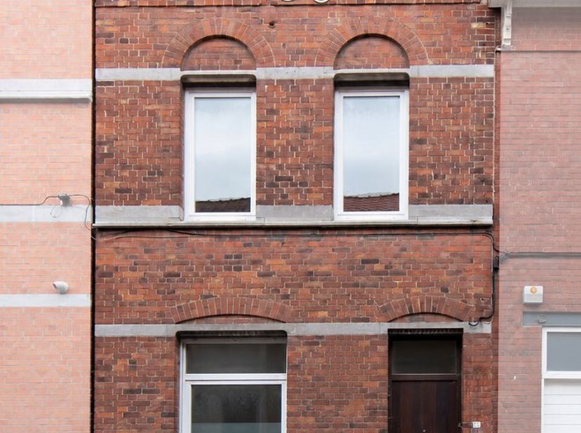 Op zoek naar een ruime en betaalbare woning met veel potentieel? Dan is deze gezellige rijwoning absoluut een bezoek waard!<br />
Gelegen in een rusti