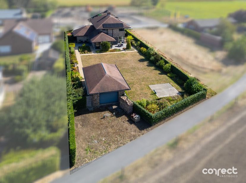 Ruime villa met zongerichte tuin.<br />
<br />
STARTPRIJS: Elk bod boven deze startprijs, wordt voorgelegd aan de eigenaars, die al dan niet kunnen