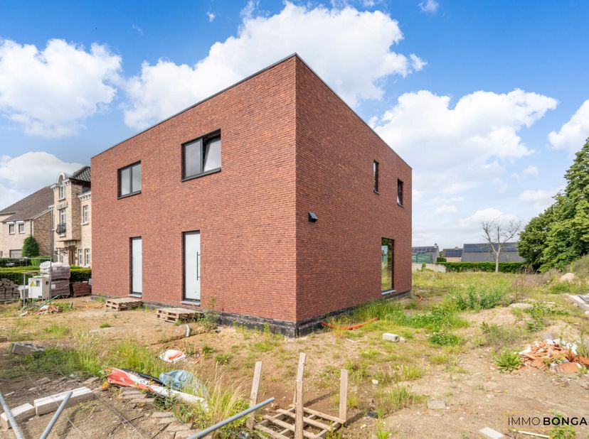 Deze volledig afgewerkte woning combineert hedendaags comfort met energiezuinig wonen. Er is een mogelijkheid tot aankoop aan 6% btw in plaats van 21%