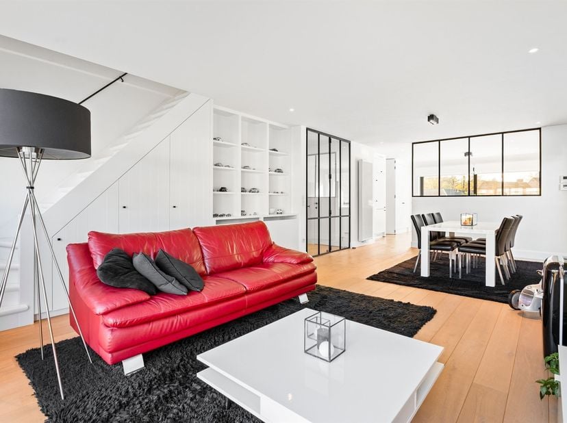 Luxueus duplexappartement met 2 slaapkamers<br />
<br />
U betreedt het appartement gelegen op de eerste en tweede verdieping en komt toe in de inko
