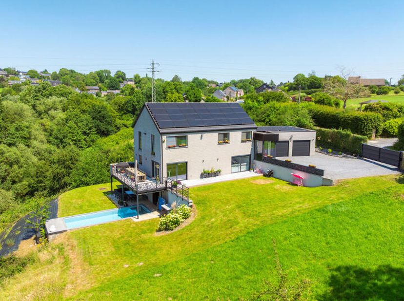 Magnifique villa basse énergie construite en 2019 (+/- 242m² daprès PEB) 3 chambres avec terrasse, jardin et garages idéalement située à Olne. Elle se