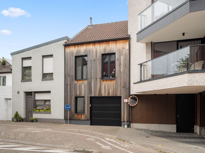 In het centrum van Tienen op 300 m van het station en 200 m van het mooie en groene stadspark ligt deze mooie rijwoning waarvan de achtergevel werd be
