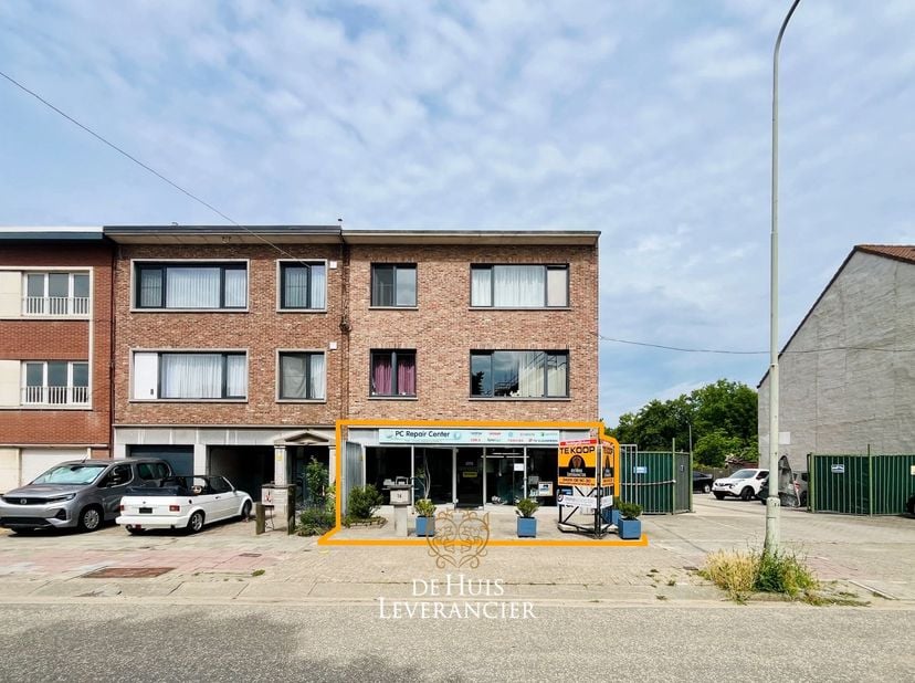 Bent u op zoek naar de perfecte uitvalsbasis voor uw praktijk, kantoor of handelszaak? Op een absolute toplocatie in Edegem, pal aan de Fort V-straat