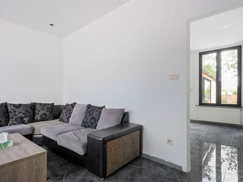 Gelegen in de Stationsstraat in Waasmunster, geniet deze woning van een gunstige ligging met een vlotte bereikbaarheid. Het centrum van Waasmunster, w