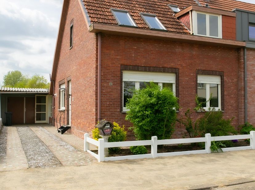 Deze zeer gezellige en instapklare eengezinswoning is uitstekend gelegen aan het einde van een doodlopende straat, met zicht op een natuurgebied.<br /