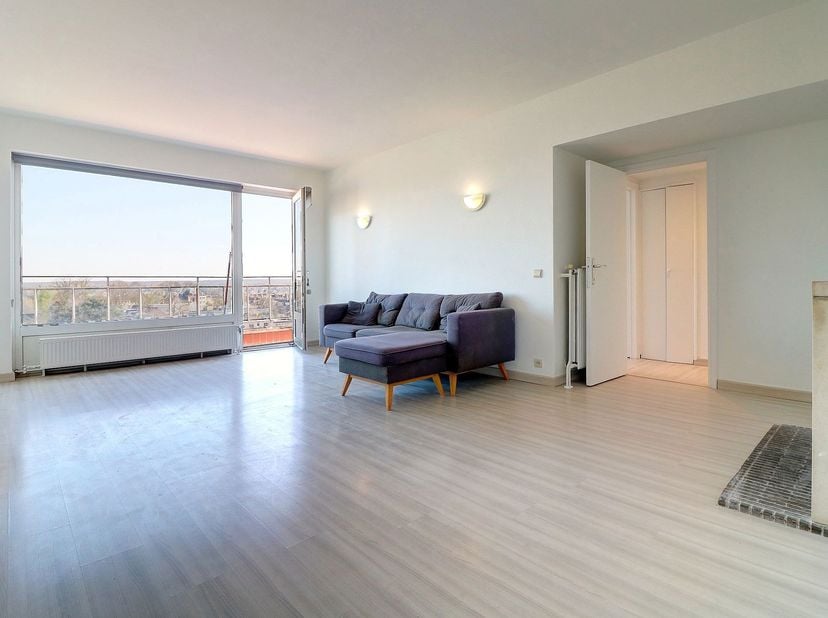 Mooie penthouse flat, volledig gerenoveerd in 2025, van 75 m² en bestaande uit :<br />
- een inkomhal<br />
- een nachthal met toilet, <br />
- 2 slaa