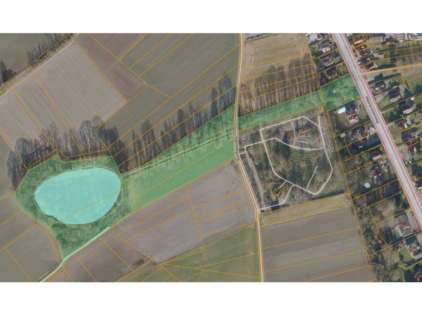 Perceel bouwgrond van 21a 62ca met achterliggende percelen:<br />
- 96a 83ca bosgrond<br />
- 1ha 21a 50ca vijvergrond<br />
- 98a 50ca weiland<br />