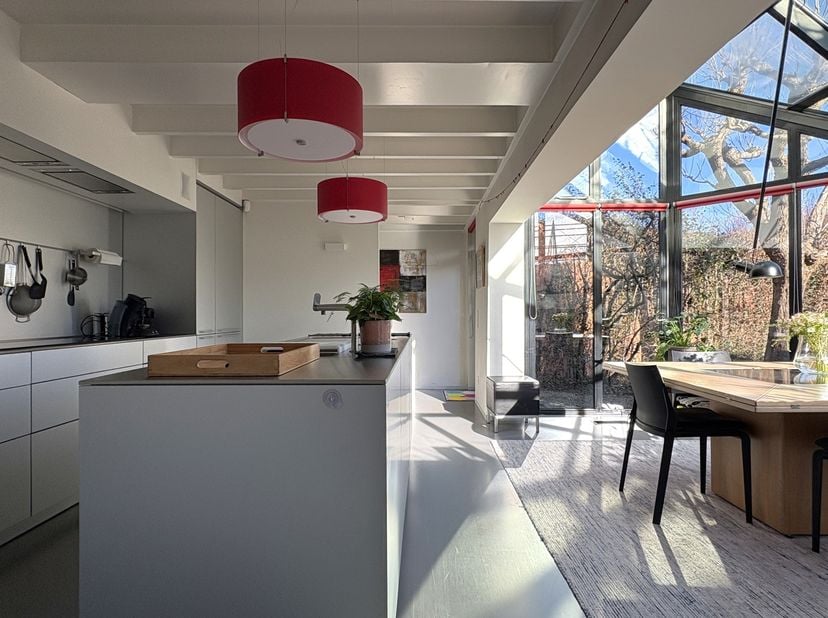 Ontdek deze klassevolle woning van de hand van Architect Ivan Van Mossevelde. Deze woning is ruim, lichtrijk maar ook instapklaar. Er zijn o.a. 5 slaa