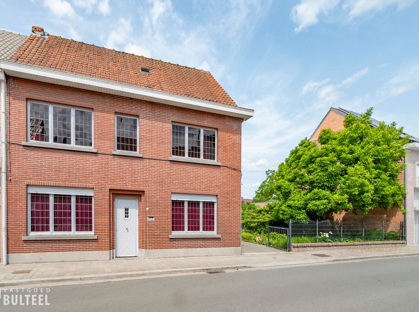 In het rustige en landelijke Sinaai staat deze charmante en ruime woning te koop, ideaal voor wie op zoek is naar een project met karakter. De woning