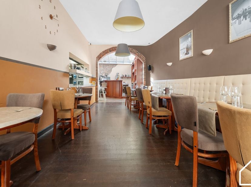 A L’Envers is een gekend restaurant in het centrum van Ieper, op wandelafstand van de Grote Markt. Dankzij de sterke ligging, uitstekende reputatie en