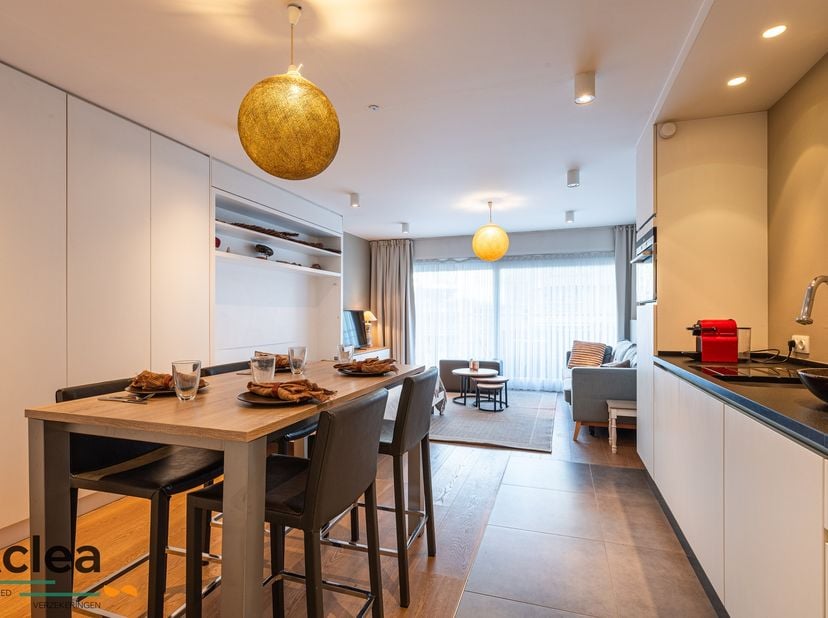 Smaakvol ingerichte studio, die volledig gerenoveerd werd door Chrisma met oog voor detail en kwaliteit.&amp;nbsp;<br />
<br />
De indeling:<br />
- inkom