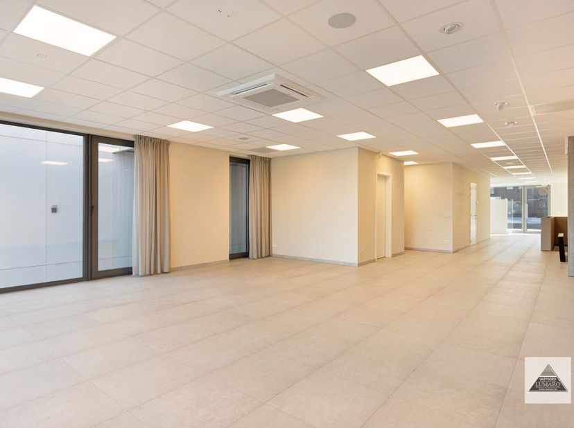 Bien professionnel à vendre
                    à 3600 Genk