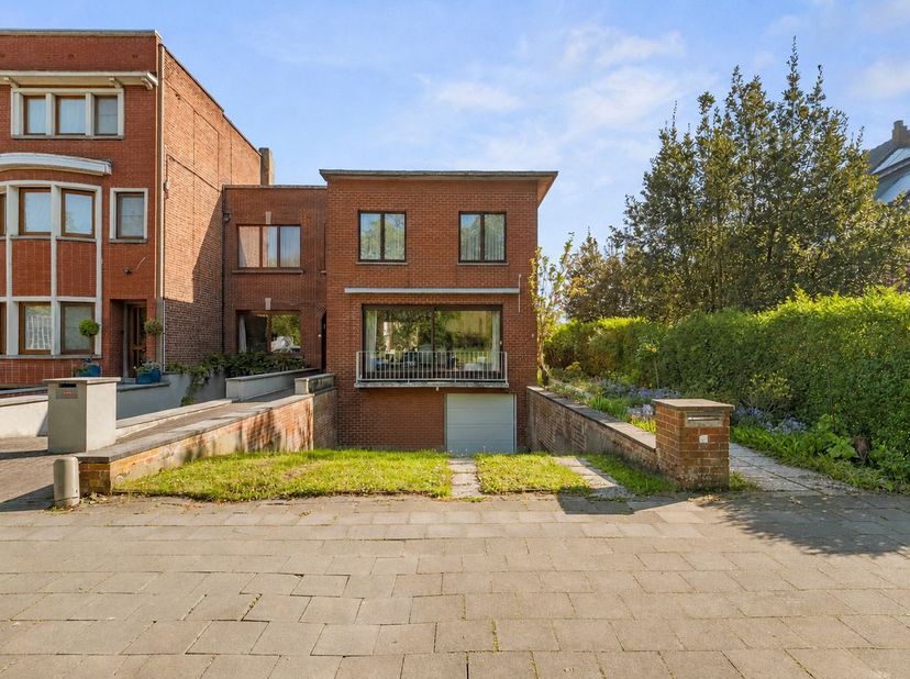 Deze centraal gelegen woning met veel potentieel bevindt zich nabij het centrum van Kortrijk en de belangrijkste invalswegen, terwijl je er toch in al