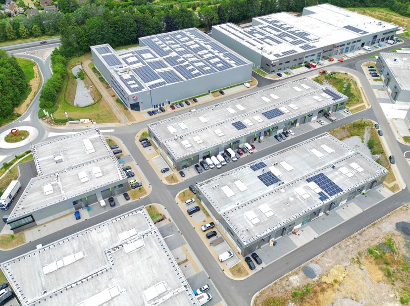 Limmobilière Hendrix vous propose à la location un espace entrepôt neuf totalisant 220 m², idéalement situé à Mont-Saint-Guibert, à deux pas de Louvai