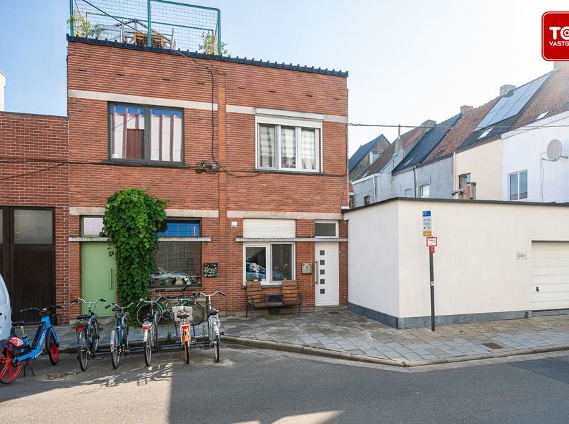 Deze woning is gelegen in de Roggestraat, op een centrale ligging in Gent. Winkels, scholen, openbaar vervoer en belangrijke invalswegen bevinden zich