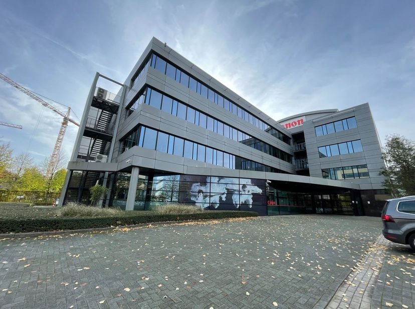 Moderne &amp;nbsp;kantoorruimte &amp;nbsp;van 576 m² te huur in Diegem.<br />
Uitstekend gelegen op amper 650 m van de op- en afrit Machelen (A201) met vlotte