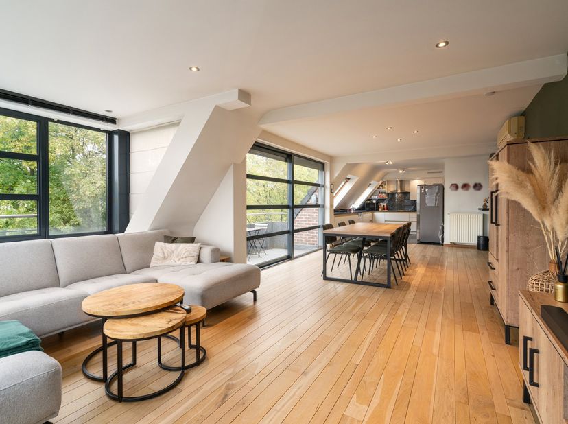 Deze stijlvolle penthouse bevindt zich op de derde en vierde verdieping en is toegankelijk via lift en trap.<br />
<br />
Op de eerste verdieping vind