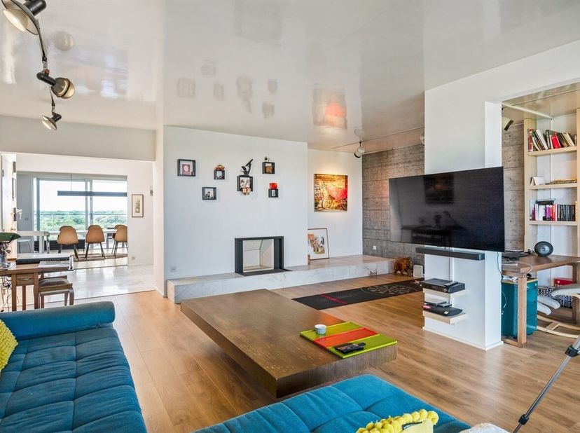 Ligging: Dit unieke duplex appartement bevindt zich aan de Fruithoflaan en geniet van een uitzonderlijk panoramisch uitzicht vanaf de 13de verdieping.