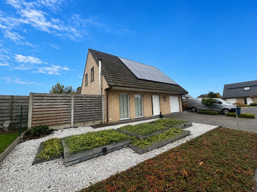 Ontdek deze lichtrijke, ruime en instapklare woning in een rustige buurt van Roeselare.Indeling:Gelijkvloers: inkom, zeer ruime leefruimte, volledig i