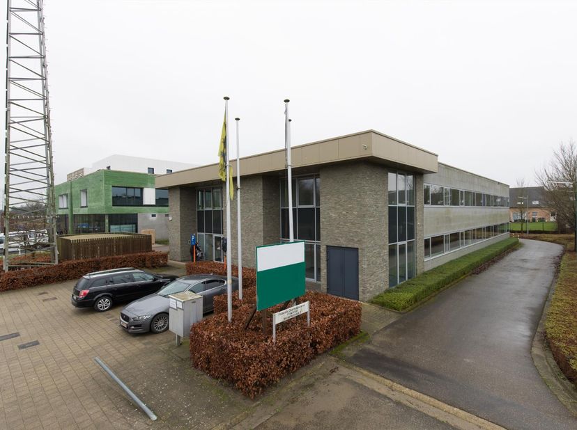 TE HUUR: kantoor met totale oppervlakte van 800 m².<br />
<br />
<br />
Beschikbare modules:<br />
* 400 m²<br />
* 800 m²<br />
* 1200 m²<br />
* 160