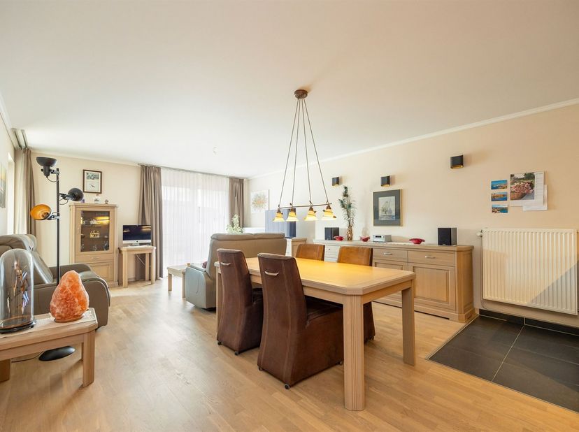 Centraal én rustig wonen in het hart van Burcht? Ontdek dit instapklaar, ruim en lichtrijk appartement.. Winkels, scholen, kinderopvang, openbaar verv