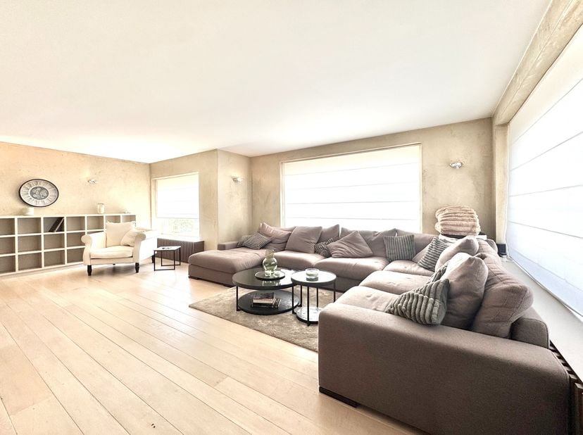 Goed gelegen halfopen woning met bijgebouw of bijhuis, op een perceel van 440 m² met ruime oprit, indeling: Inkom met gastentoilet en handwasser en tr