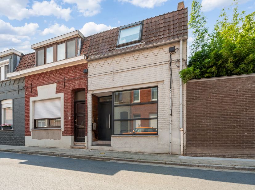 Instapklare woning te koop in Lauwe!!<br />
We betreden deze woning en komen direct in de open leefruimte. De leefruimte beschikt over een zithoek, ee