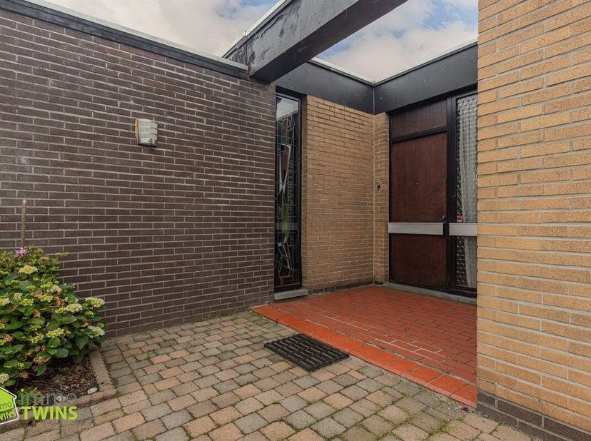 Te renoveren bungalow met garage en tuin in het rustige, groene omgeving Mespelare. Bent u op zoek naar een woning met potentieel op een uitstekende l