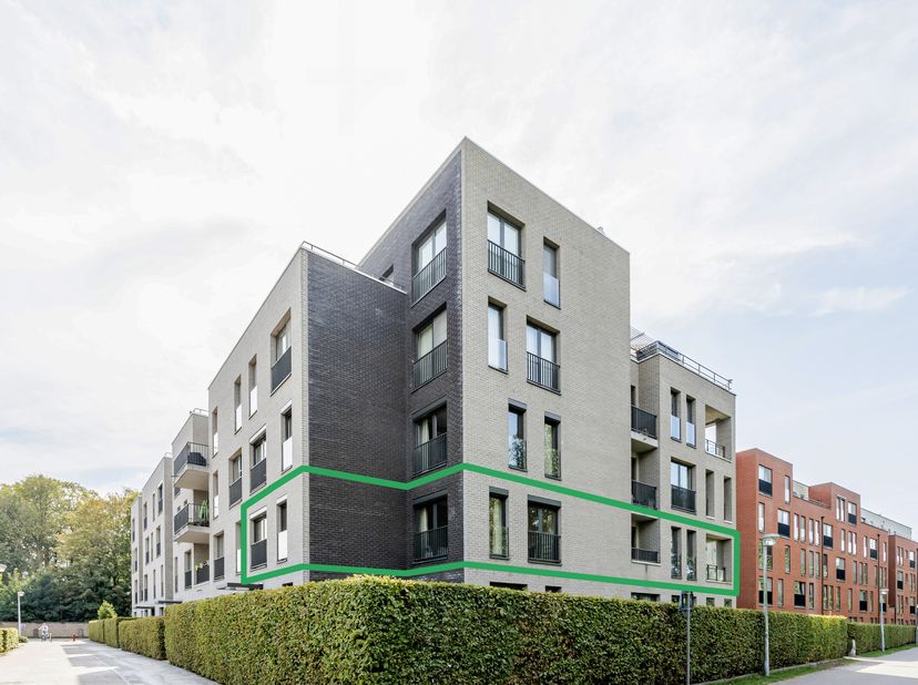 In de Blekerijstraat te Assebroek bevindt zich dit ruime en lichtrijke hoekappartement op de eerste verdieping van een jonge residentie uit 2011. Dank